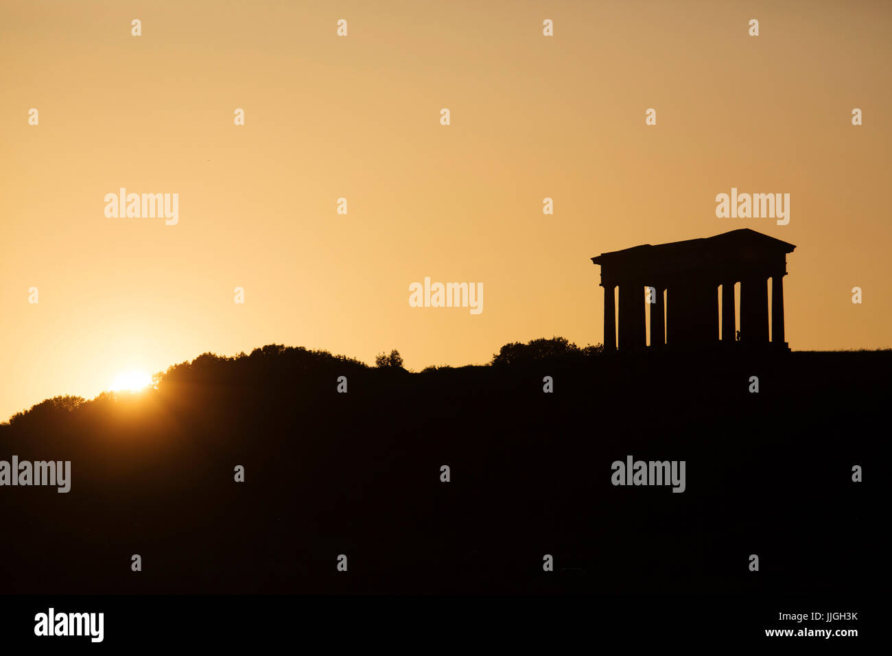 Sonnenuntergang am Penshaw Denkmal in Sunderland, England. Das Hilltop Wahrzeichen wurde in Erinnerung an John Lambton gebaut. Stockfoto