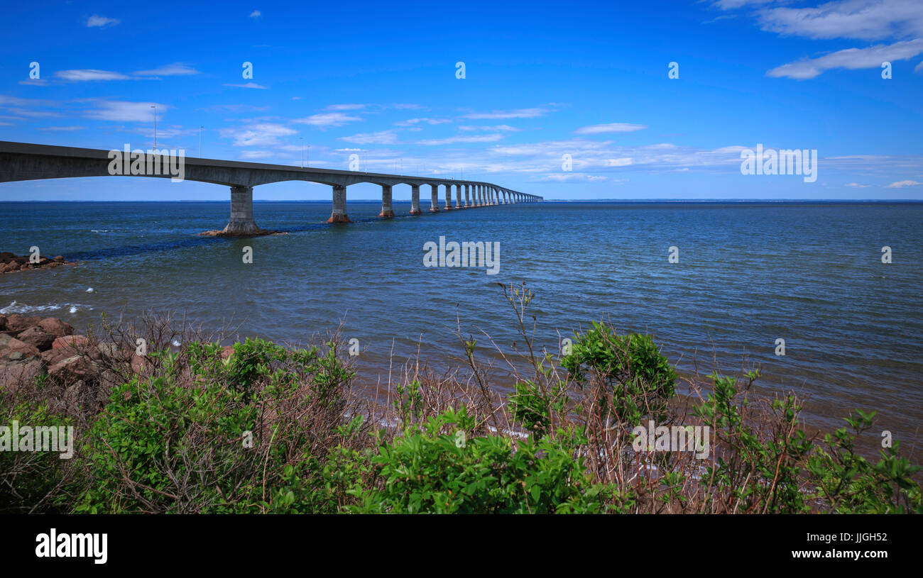 Bund-Brücke von der Küste von New Brunswick, Prince Edward Island, Kanada Stockfoto