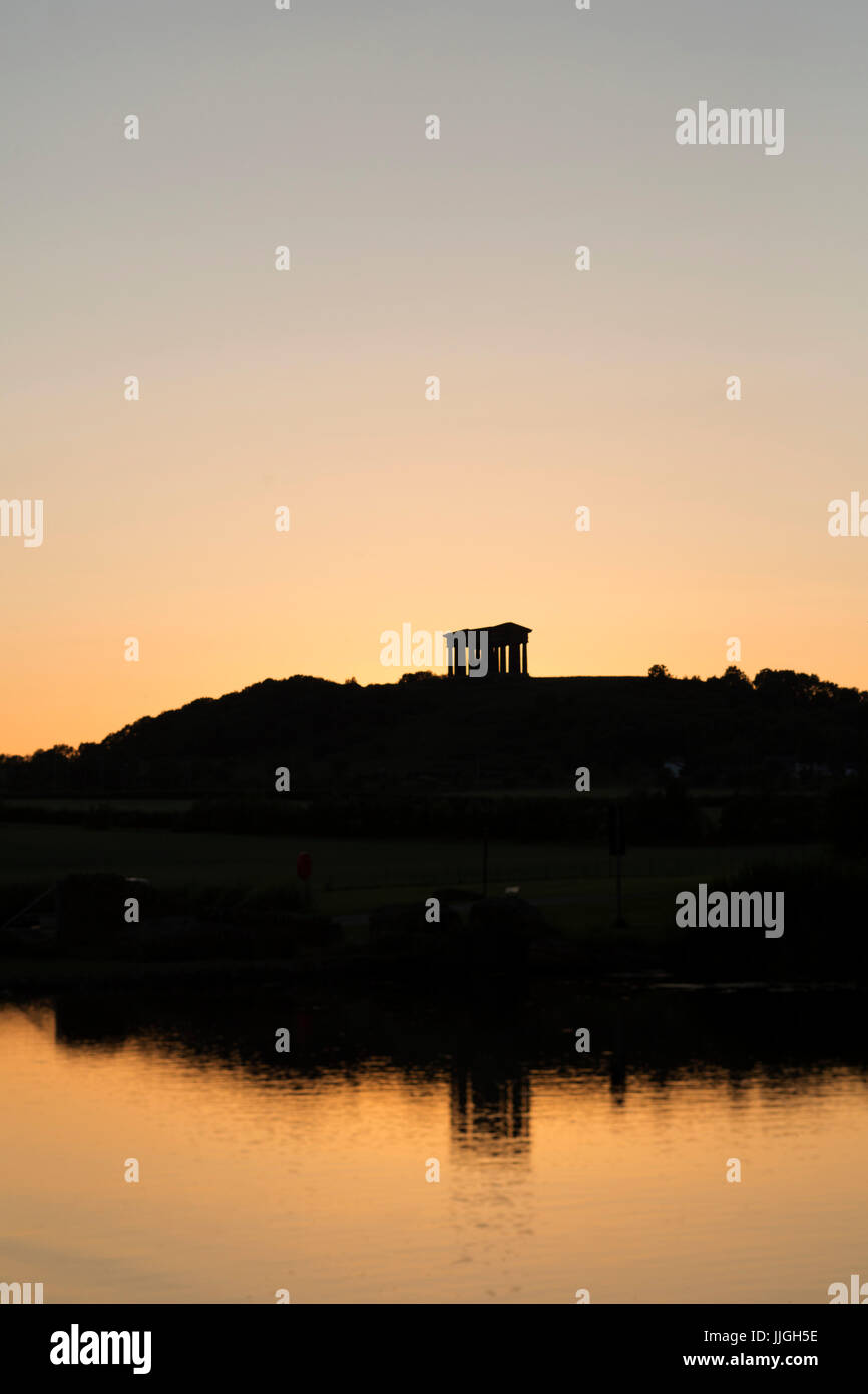 Penshaw Monument spiegelt sich in einem See bei Herrington Country Park in Sunderland, England. Das Hilltop Wahrzeichen wurde in Erinnerung an John Lambton gebaut, Stockfoto