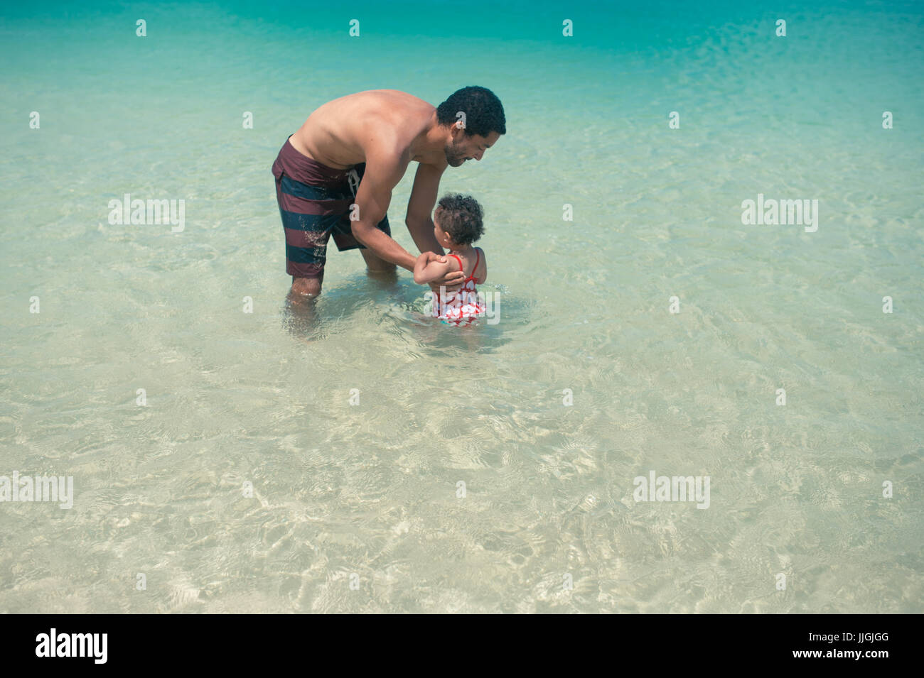 Mann, der im Meer mit Tochter Stockfoto