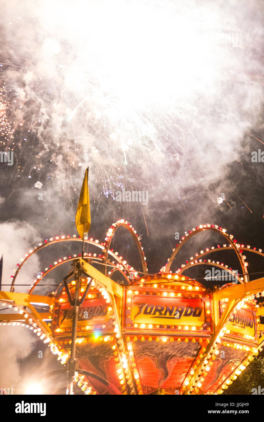 La Kermesse Franco-Américaine Festival in Biddeford, Maine französische Kultur mit Musik, Essen, Fahrgeschäften und Feuerwerk Feiern Stockfoto