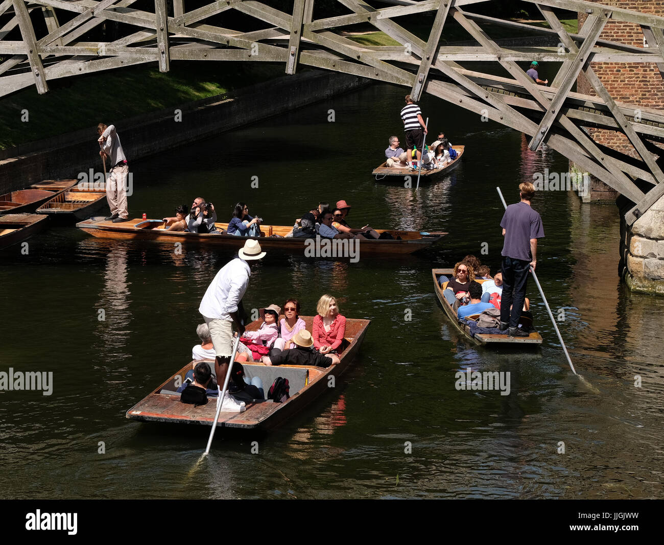 17. Juli 2017 - Touristen in der Universitätsstadt Cambridge in Punt Boote auf dem Fluss Cam. Stockfoto