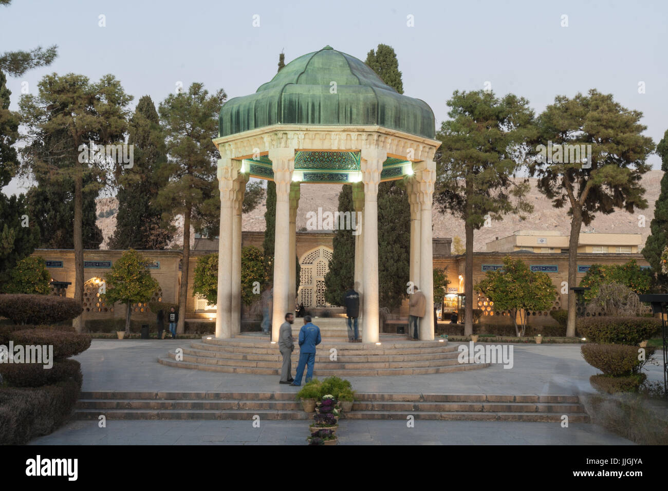 SHIRAZ, IRAN - Januar 2: Menschen besuchen Grabstätte des Hafes auf 2. Januar 2017 Shiraz im Iran. Hafez und Saadi, 2 größten Dichter Persiens. Stockfoto