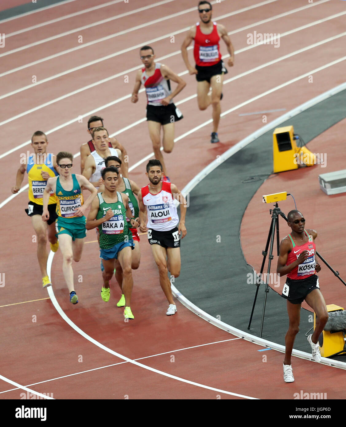 Kenias Benard Koskei (rechts) führt Algeriens Abdellatif Baka während die Männer 1500 m T13 tagsüber sechs der 2017 Para Leichtathletik-Weltmeisterschaft in London Stadium. Stockfoto