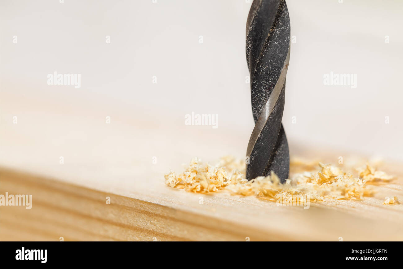 Metall Bohrer Löcher in ein Holzbrett machen Stockfoto