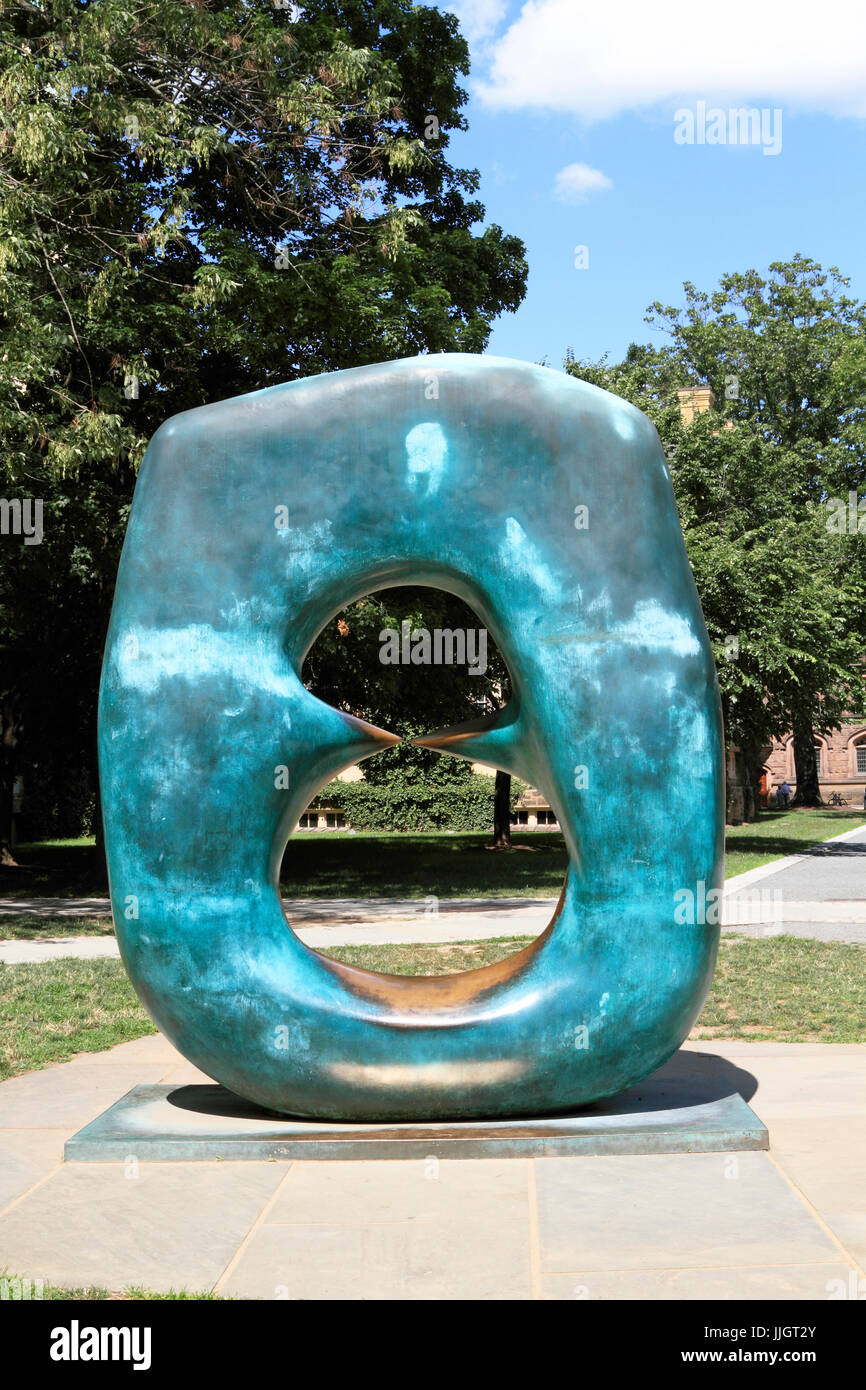 Oval mit Punkte-Skulptur von Henry Moore auf dem Campus der Princeton University, Princeton, NJ Stockfoto