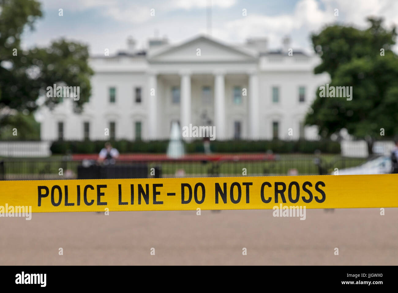 Washington, DC - eine Polizeiabsperrung hält Touristen vom weißen Haus entfernt. Stockfoto
