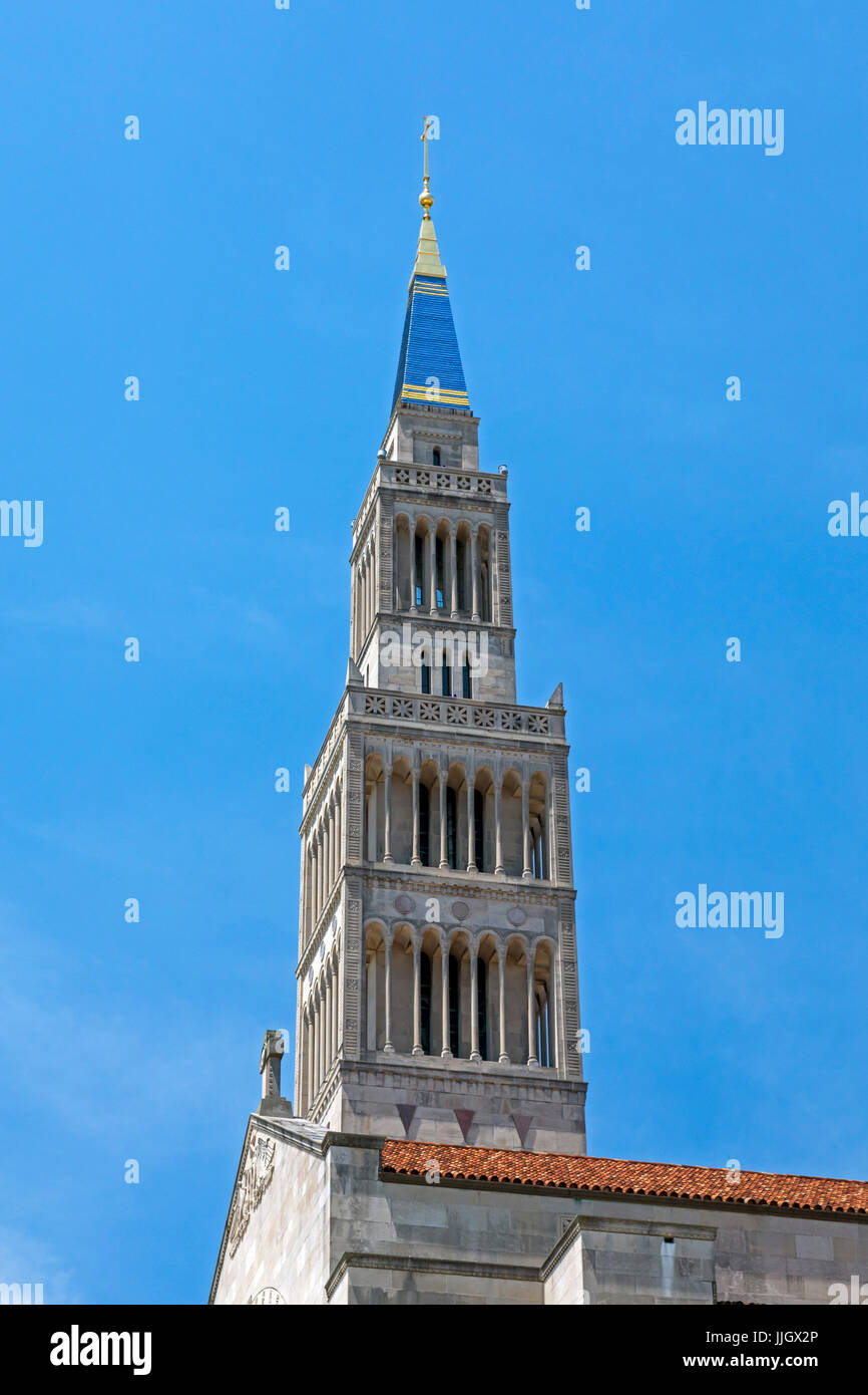 Washington, DC - der Turm der Basilica des nationalen Schreins der Unbefleckten Empfängnis. Es ist die größte römisch-katholische Kirche in Nord Ameri Stockfoto