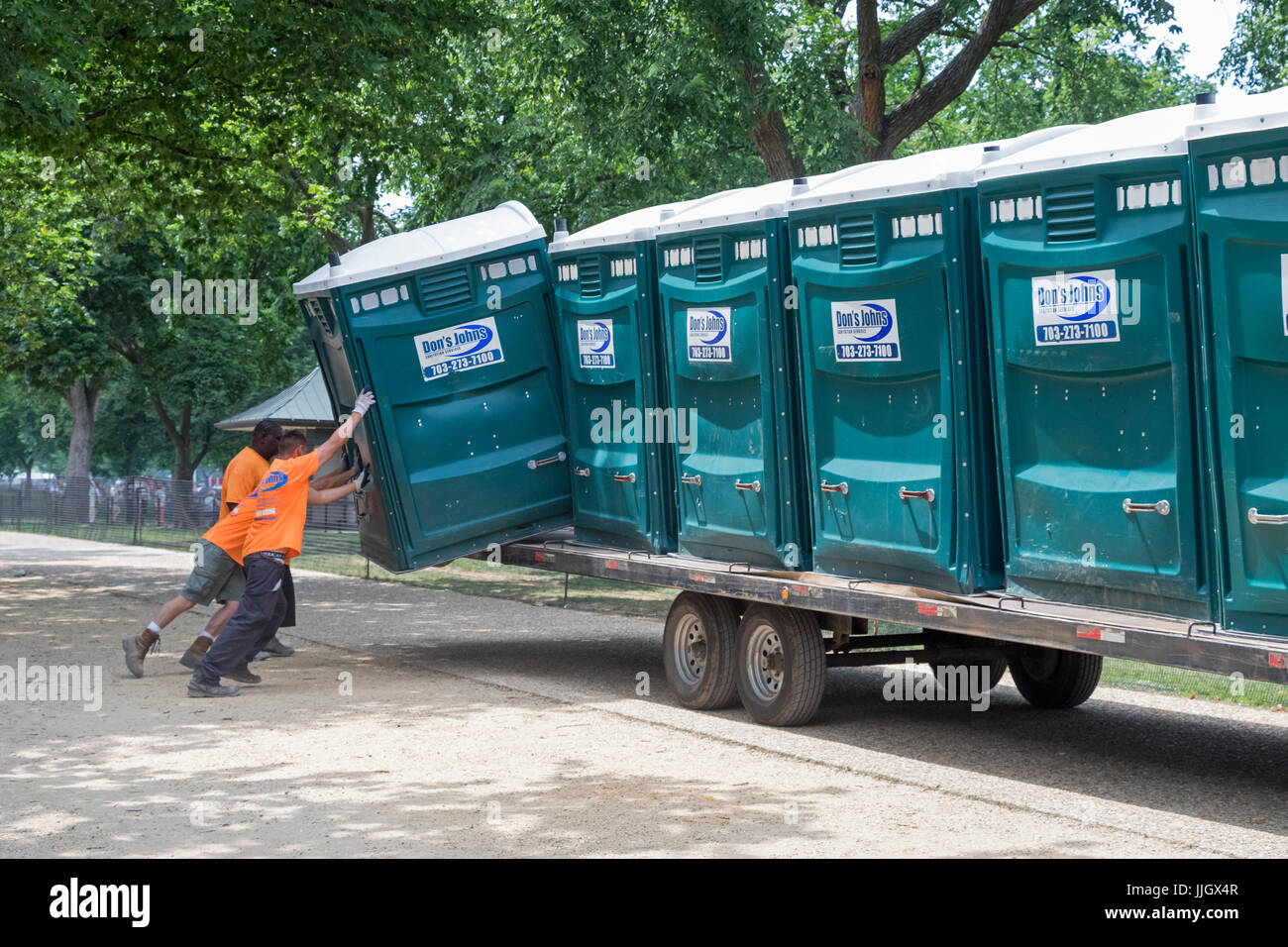 Washington, DC - Arbeiter laden Mobiltoiletten auf einem LKW nach einem Ereignis auf der national Mall. Stockfoto
