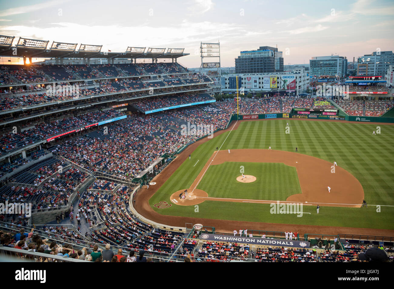 Washington, DC - spielen die Washington Nationals die Atlanta Braves in einem Hauptliga-Baseball-Spiel im Nationals Park. Stockfoto