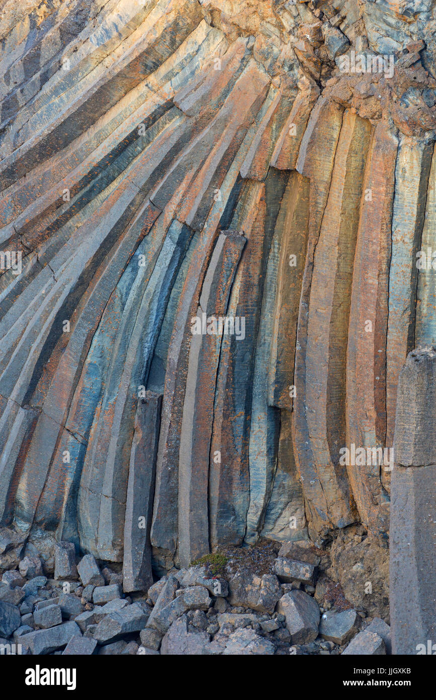 Basaltsäulen, vulkanische Lava-Formationen in Klippe entlang dem Fluß Skjálfandafljót, hervorragende Eystra, Island Stockfoto