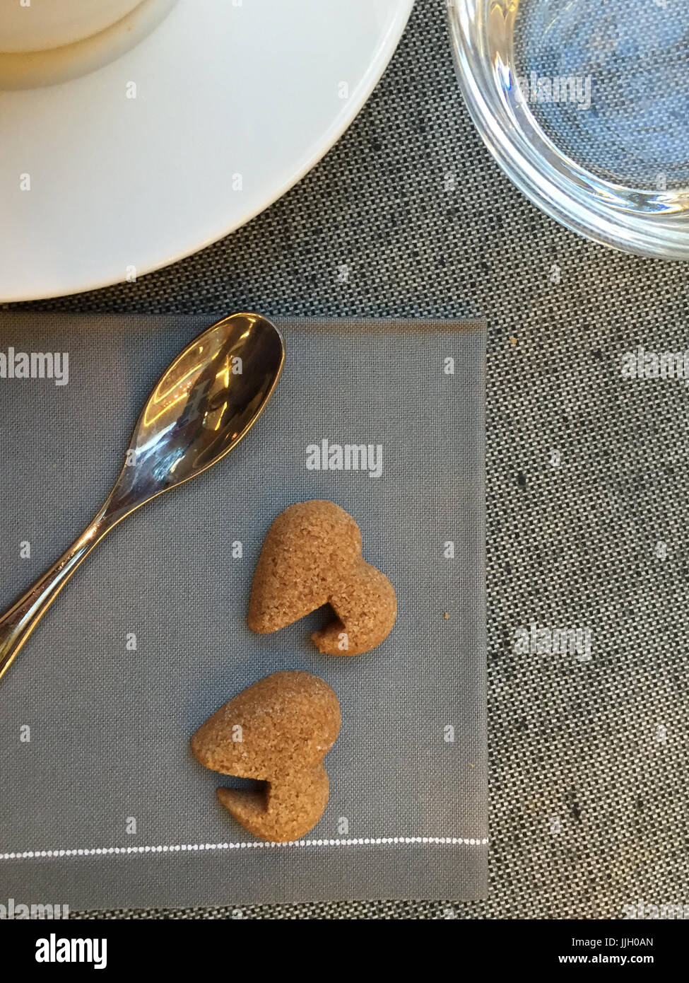 Kaffee mit Zucker in Herzform, Paris, Frankreich Stockfoto