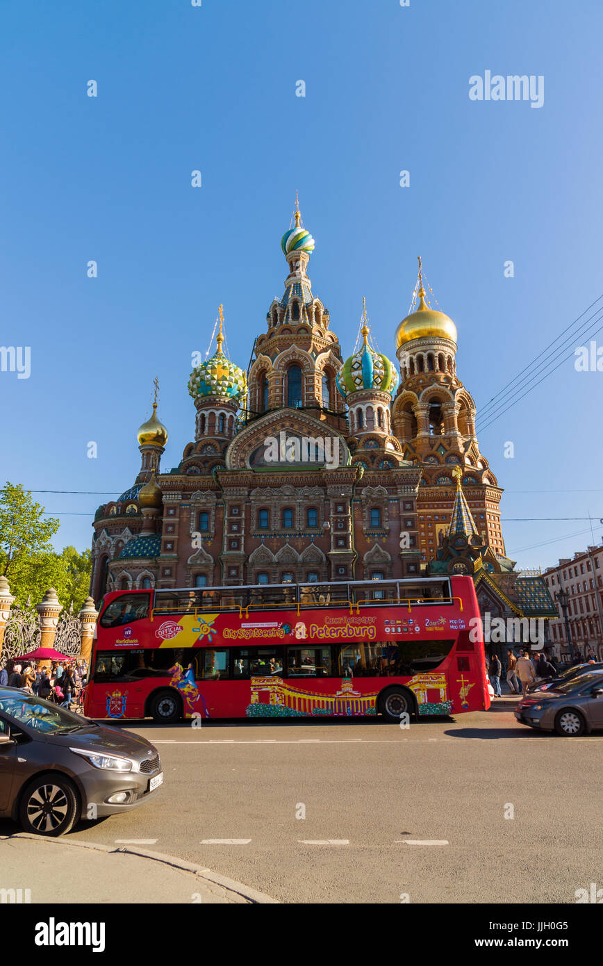 St. Petersburg, Russland - Juni 04.2017. Die Kirche des Erlösers der Auferstehungskirche und der Touristenbus Stockfoto