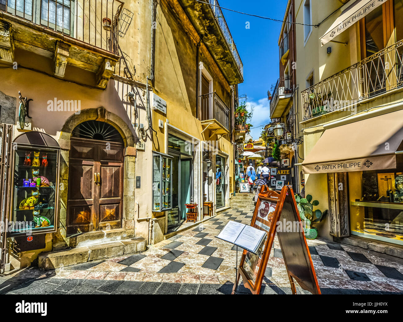 Shopping und Sehenswürdigkeiten auf der Mittelmeer-Insel Sizilien, Italien in der Altstadt von Taormina. Stockfoto