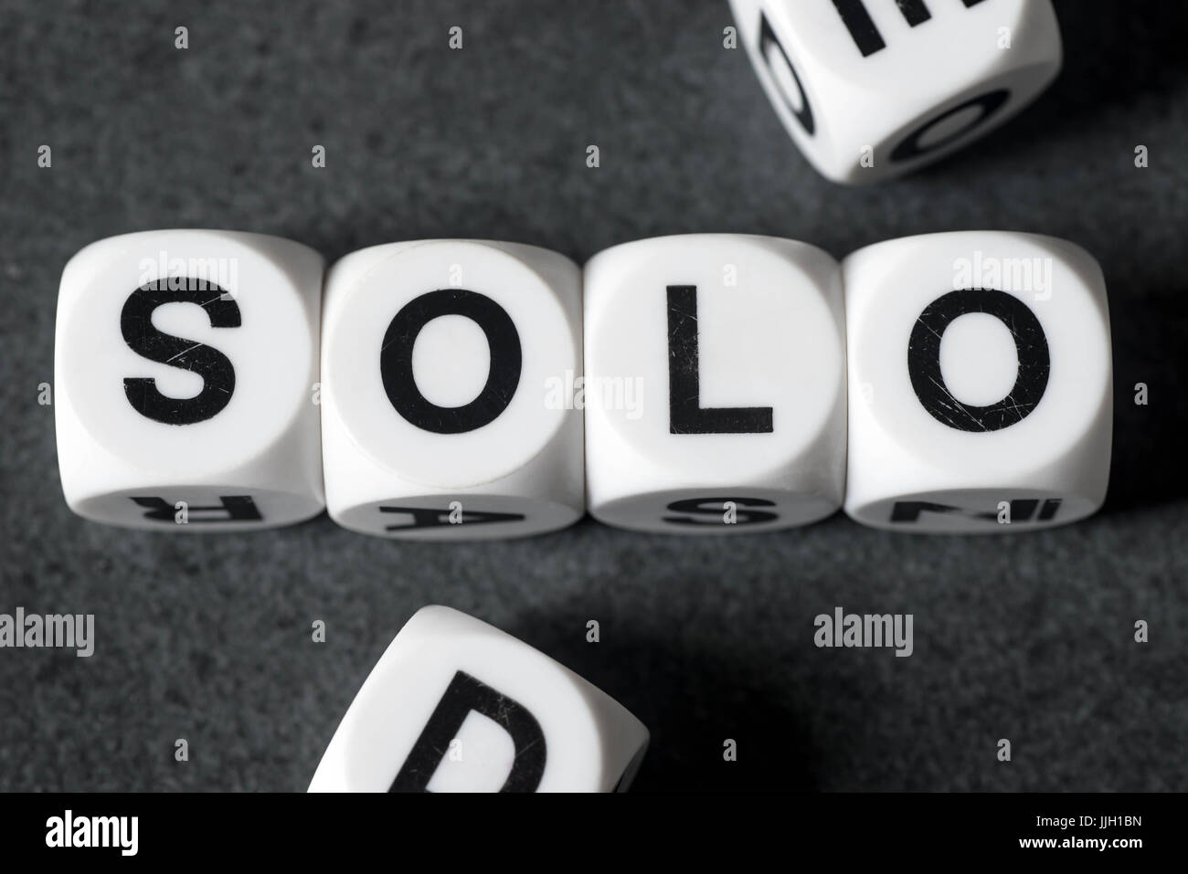 Wort-Solo auf weißen Spielzeug Würfel Stockfoto