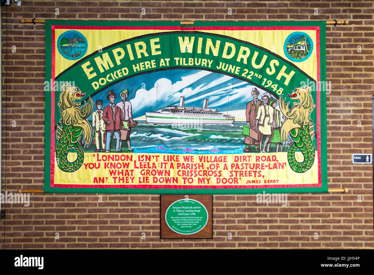 Eine Empire Windrush-Gedenkflagge und -Plakette am London Cruise Terminal, Tilbury Docks, Tilbury, Essex, England, UK Stockfoto