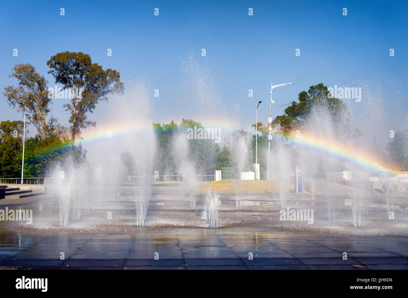 Wasser-Brunnen mit Regenbogen im Park in Puebla, Mexiko Stockfoto