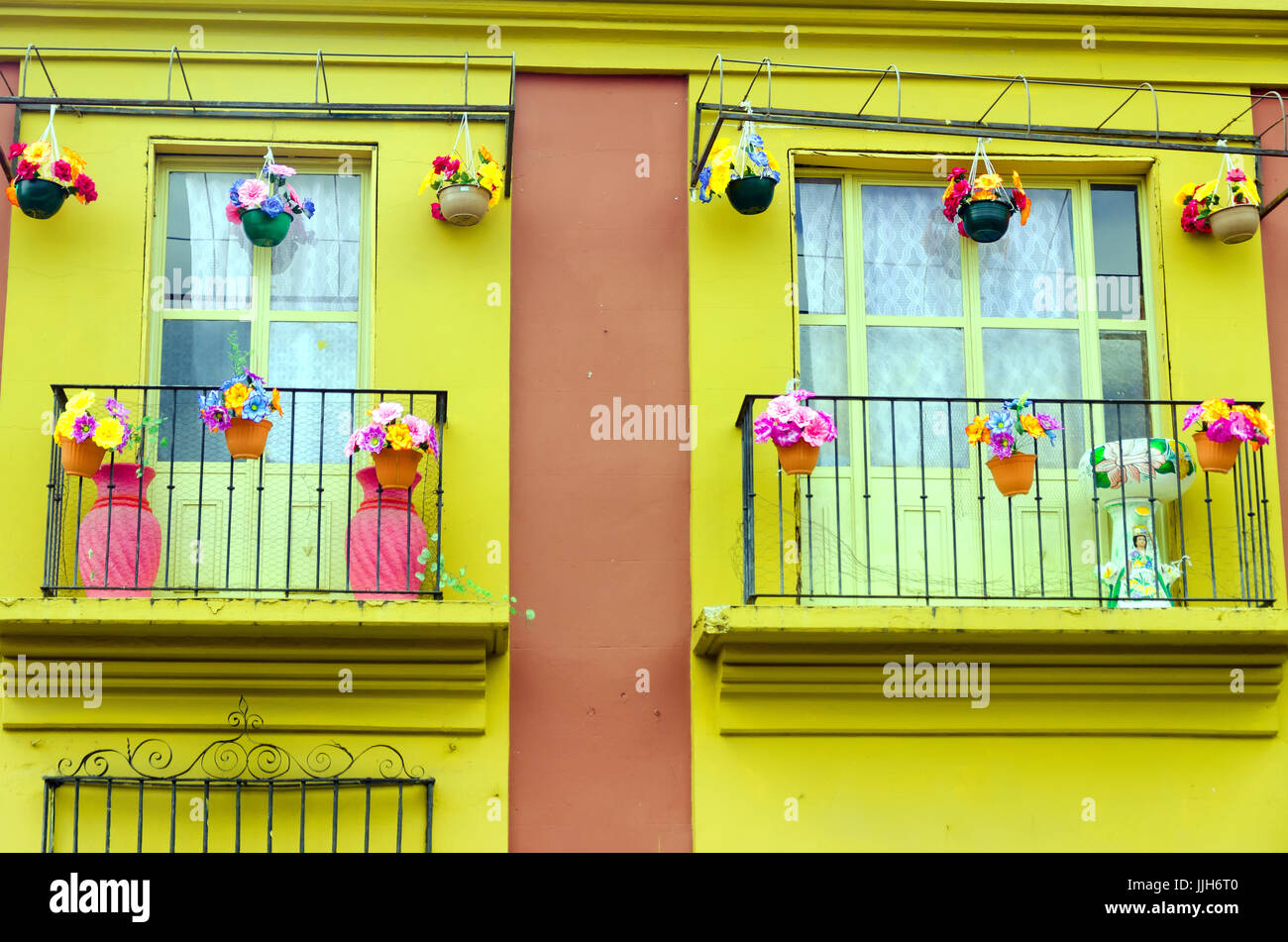Schönes gelbes Haus mit Balkon in Oaxaca, Mexiko Stockfoto