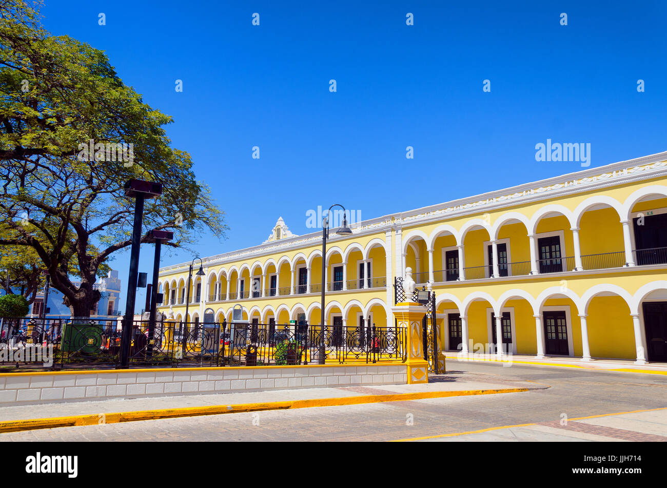 Gelbe kolonialen Gebäude in der Straße am Hauptplatz in Campeche, Mexiko Stockfoto