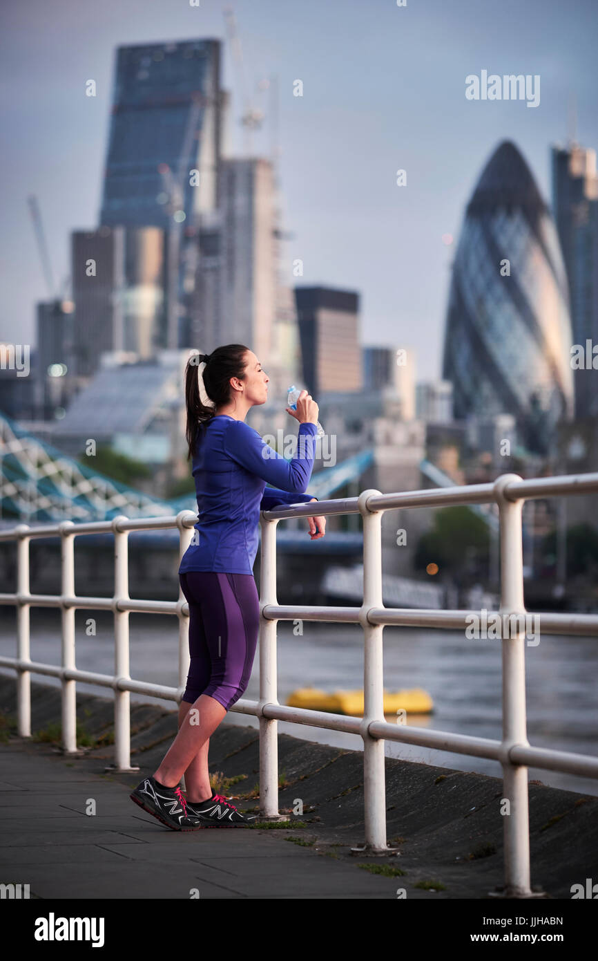 Eine Frau, ruhen Sie sich nach einem Lauf der Themse in London. Stockfoto