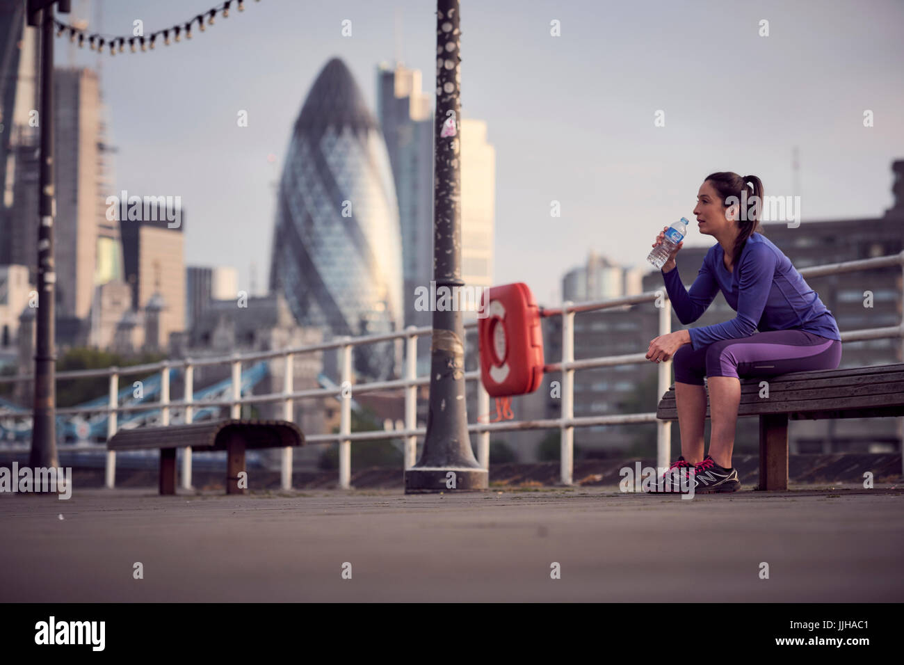 Eine Frau, ruhen Sie sich nach einem Lauf der Themse in London. Stockfoto