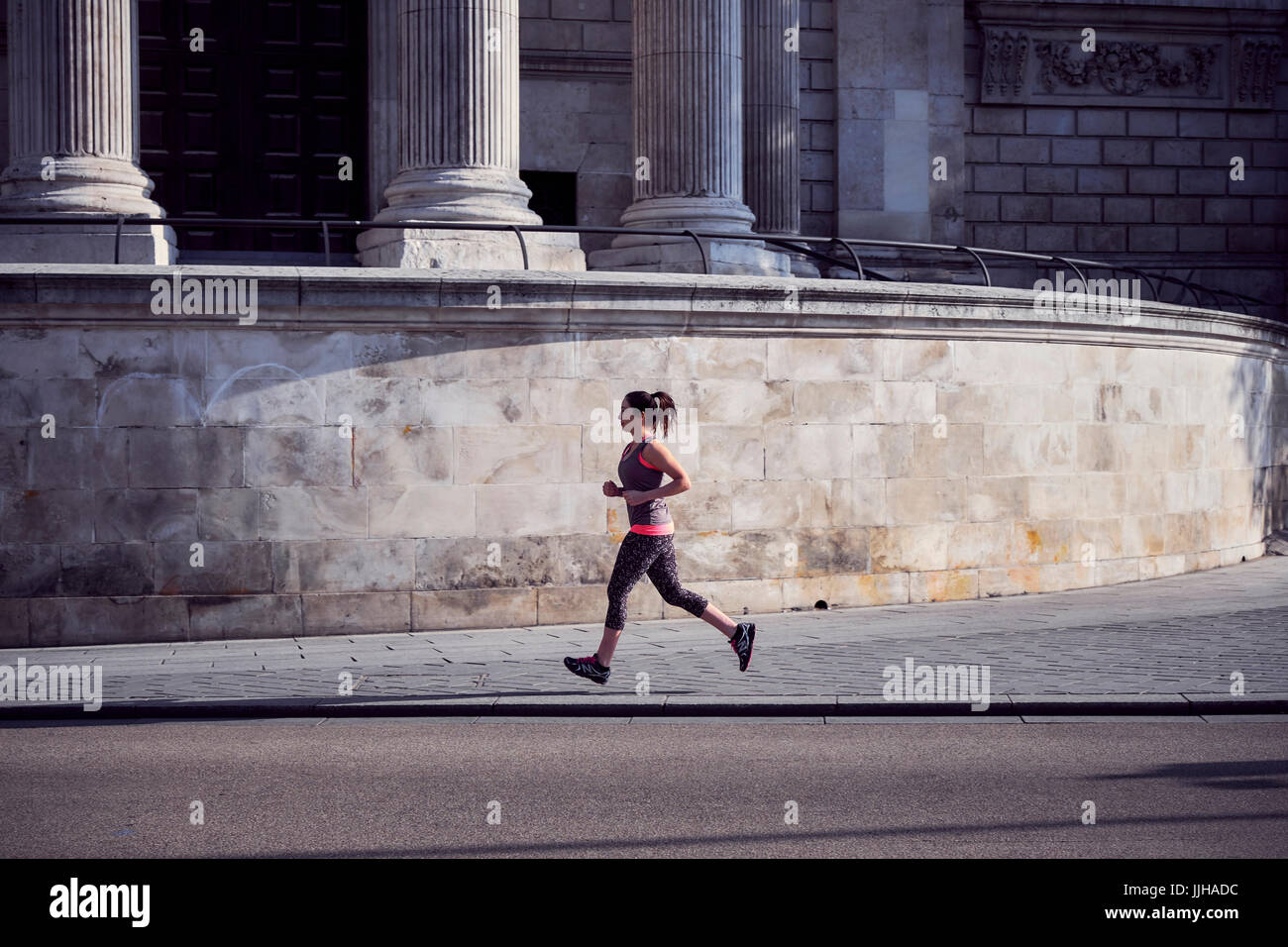 Eine Frau läuft in der St. Pauls-Bereich von London. Stockfoto
