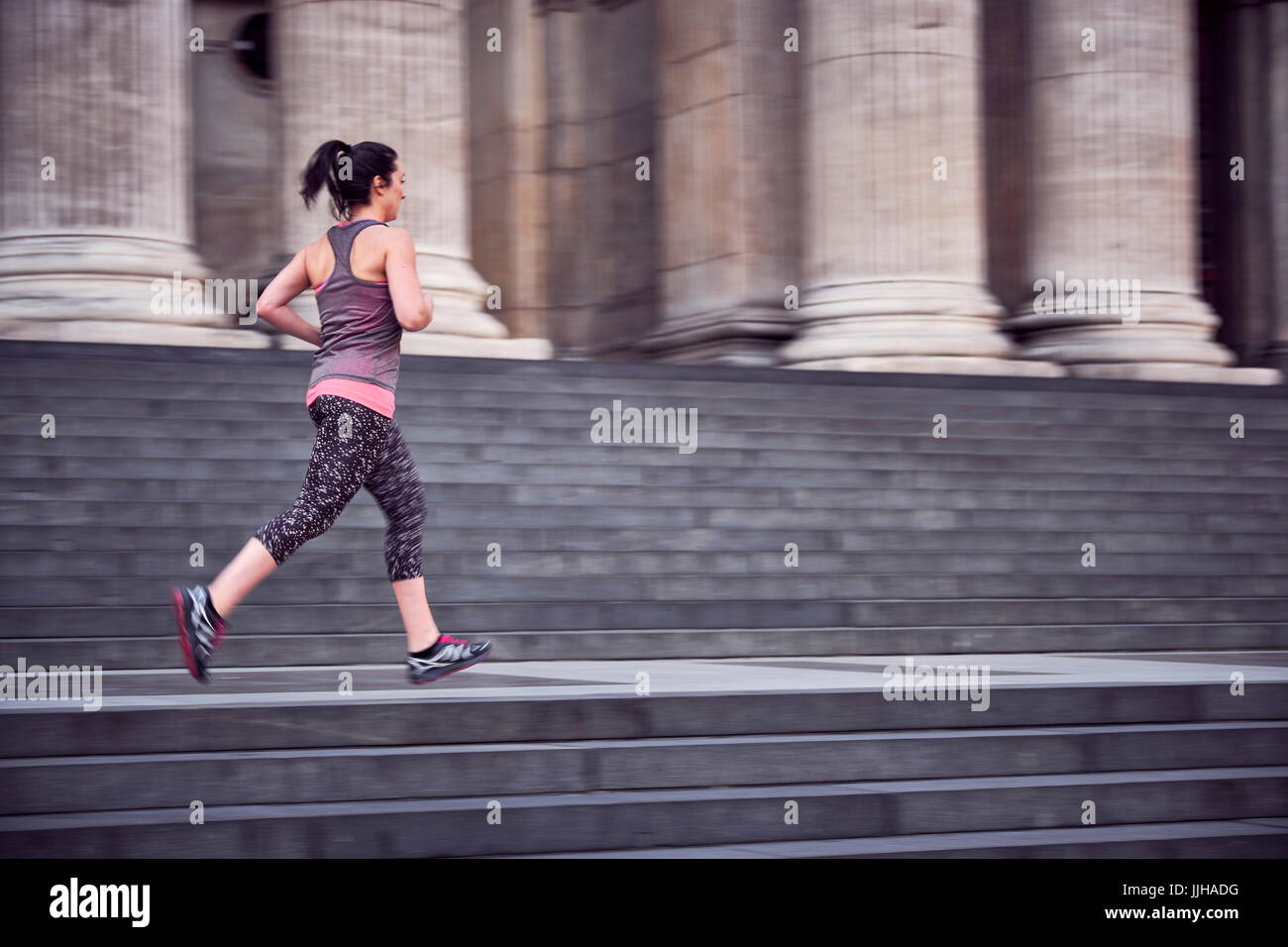 Eine Frau läuft in der St. Pauls-Bereich von London. Stockfoto