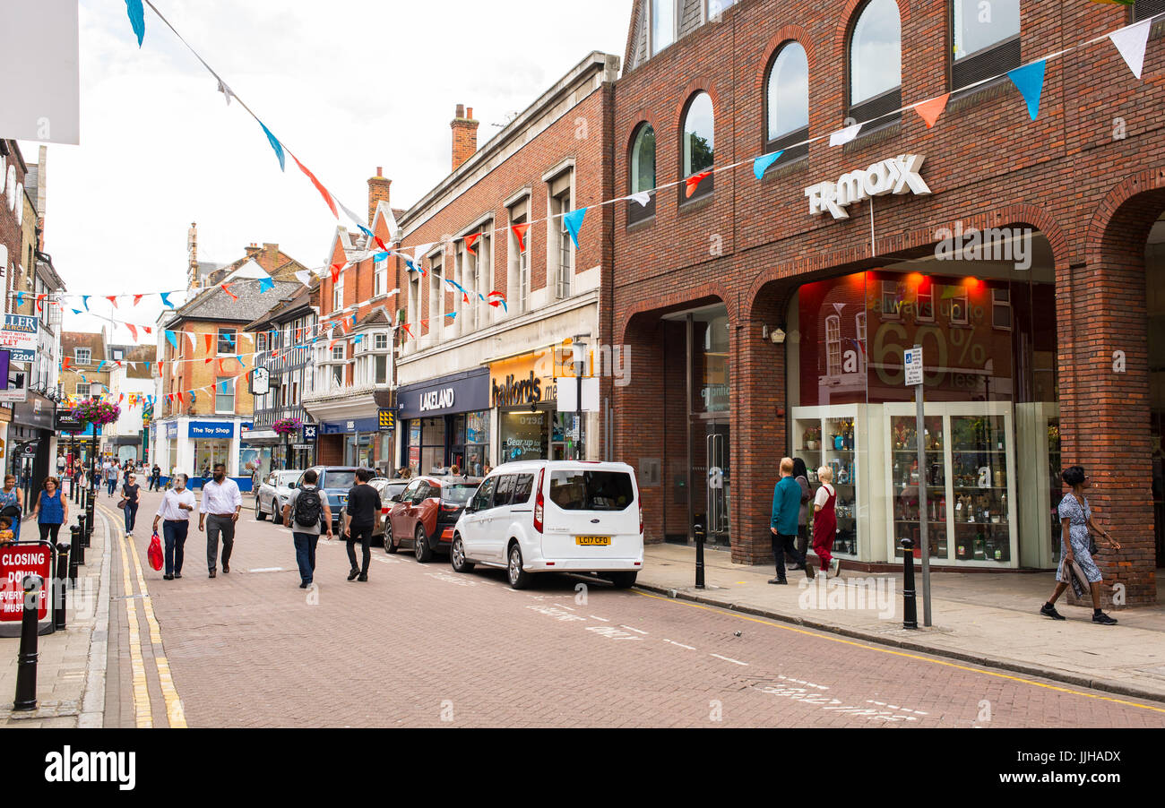 Menschen wandern und shopping in Clarence Street, eine Fußgängerzone die wichtigste Einkaufsstraße in Kingston Upon Thames, London, UK Stockfoto