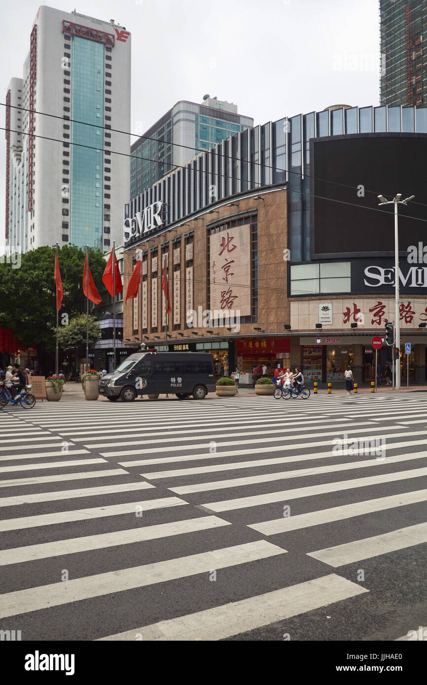 Beijing Lu Straßenkreuzung mit 5. Zhongshan Road, leere Zebrastreifen - Beijing Lu Haupteinkaufsstraße, Guangzhou, China Stockfoto