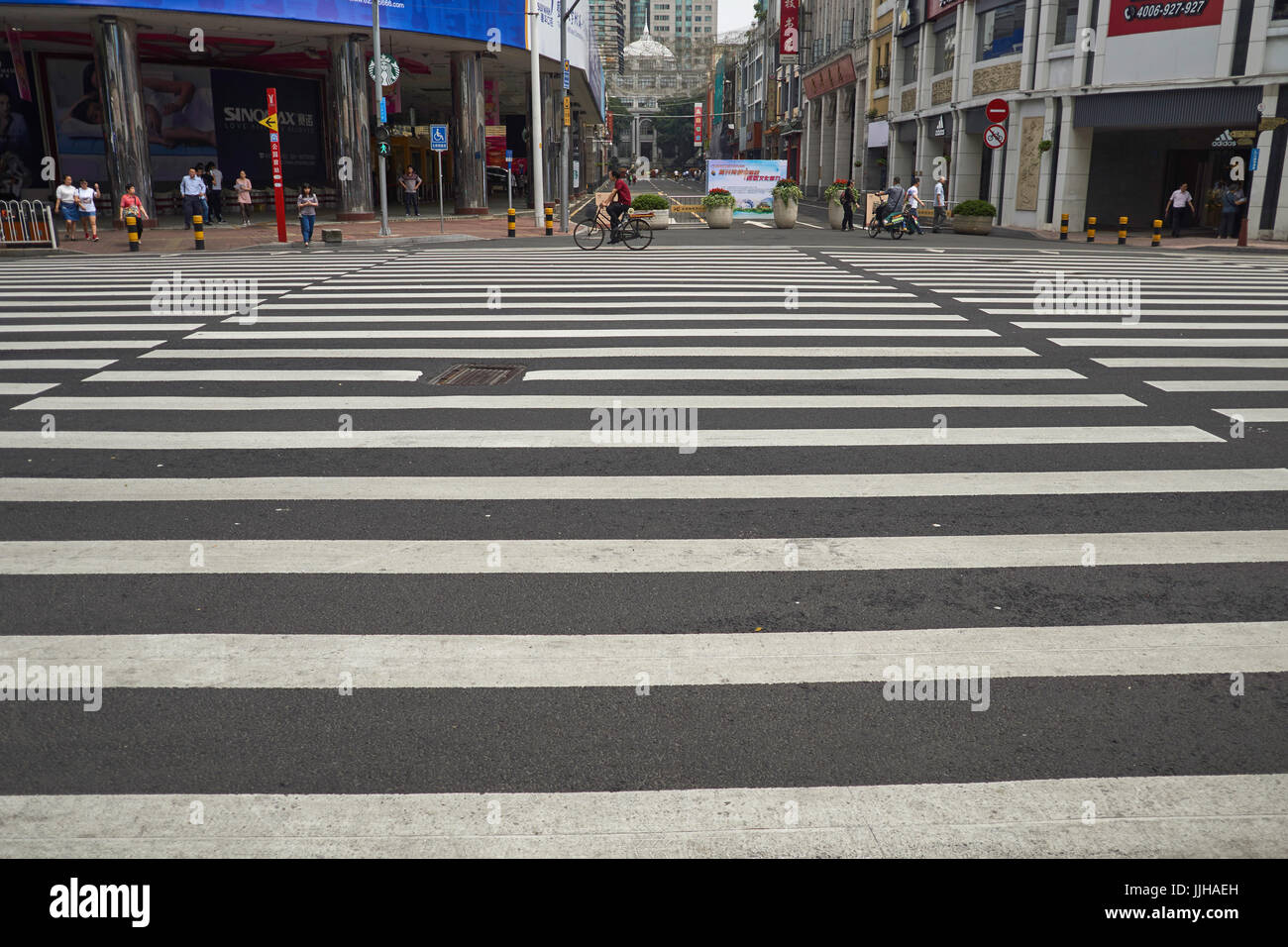 Beijing Lu Straßenkreuzung mit 5. Zhongshan Road, leere Zebrastreifen - Beijing Lu Haupteinkaufsstraße, Guangzhou, China Stockfoto