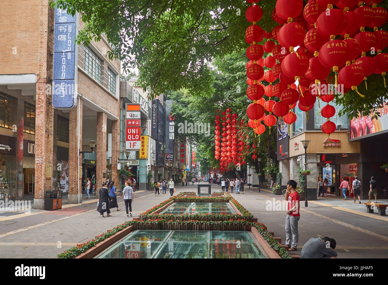 Guangzhou-Straße Leben mit Menschen beim Einkaufen in Beijing Lu Haupteinkaufsstraße, Guangzhou, China Stockfoto