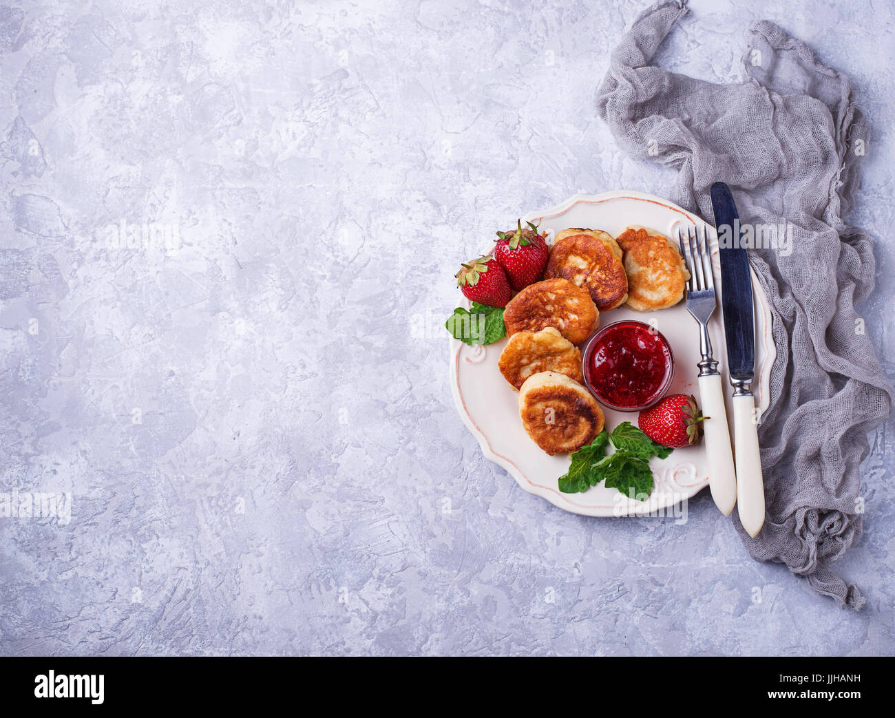 Käse-Pfannkuchen mit Erdbeeren Konfitüre. Selektiven Fokus Stockfoto