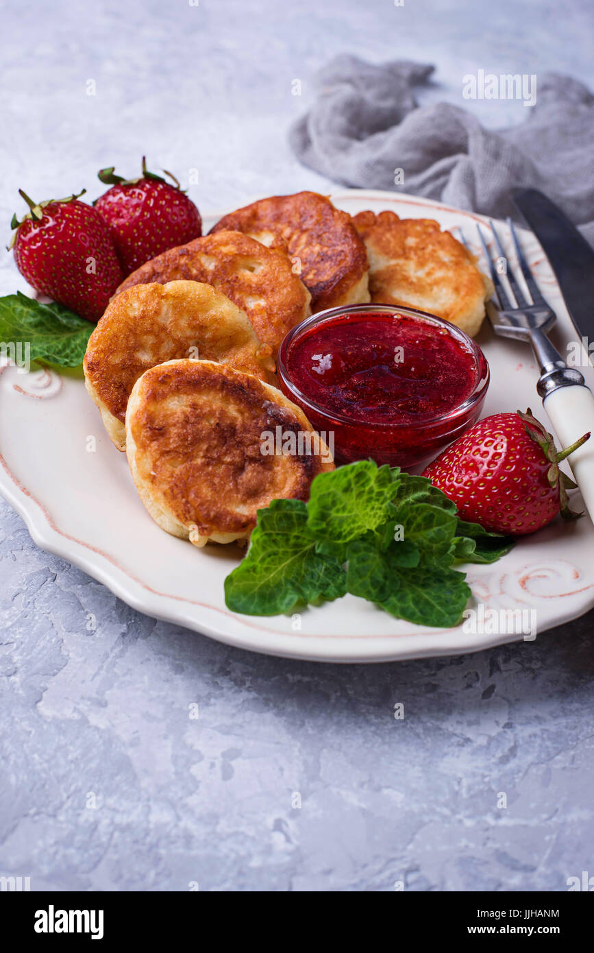 Käse-Pfannkuchen mit Erdbeeren Konfitüre. Selektiven Fokus Stockfoto