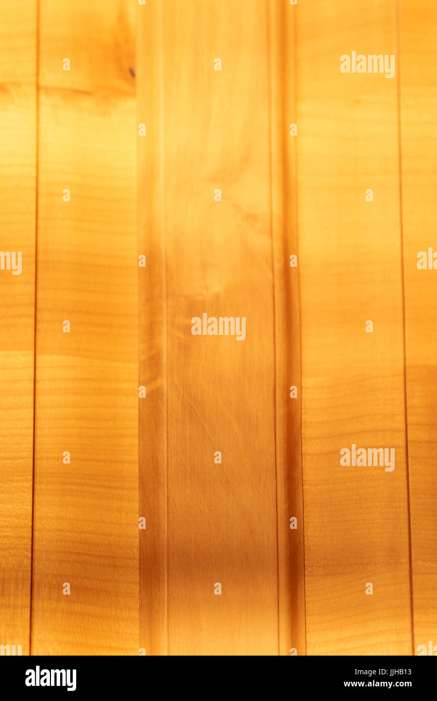 Nahaufnahme des Europäischen Kirschbaum Holz Möbel bei Sonnenschein - natürliche strukturierten Hintergrund Stockfoto