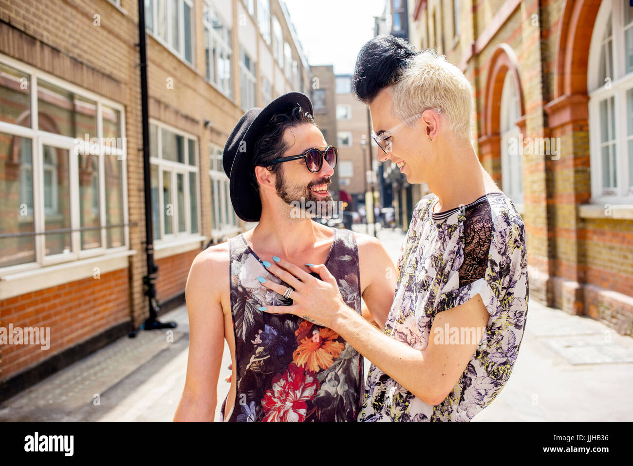 Ein schwules Paar genießen Sie einen Tag in London. Stockfoto