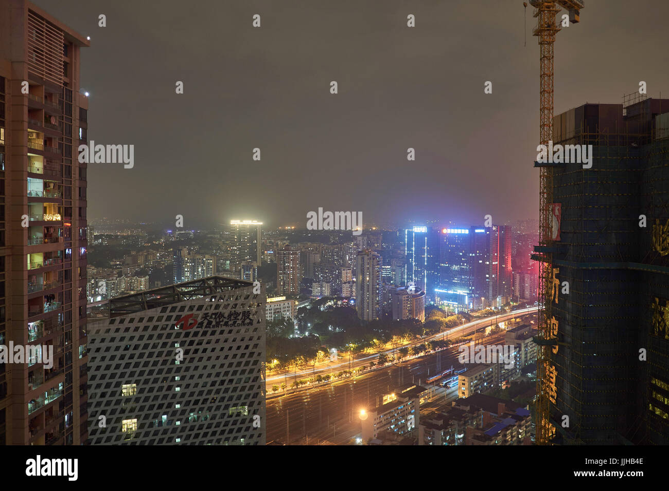Spuren von Guangzhou Ostbahnhof in der Nacht von oben Stockfoto