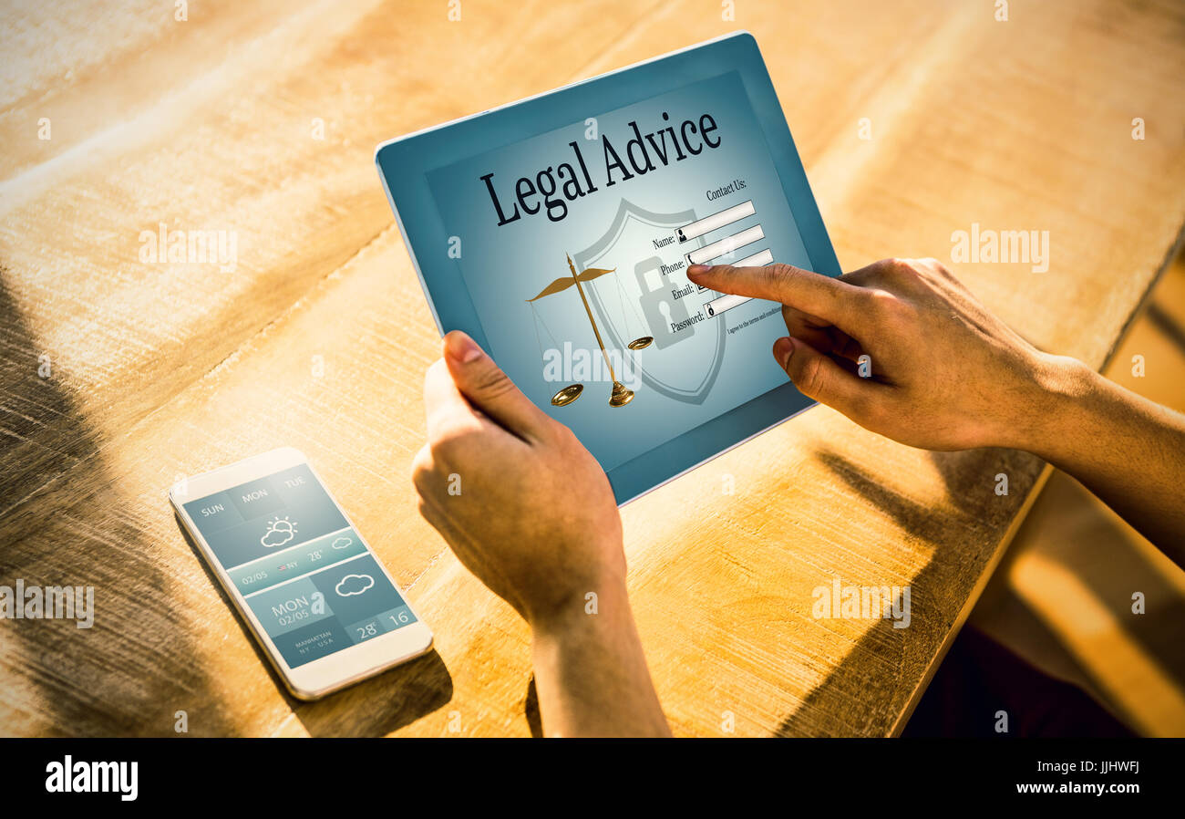 Grafische Oberfläche des Rechtsanwalts Kontaktformular gegen Schulter Blick über legerer Mann mit tablet Stockfoto