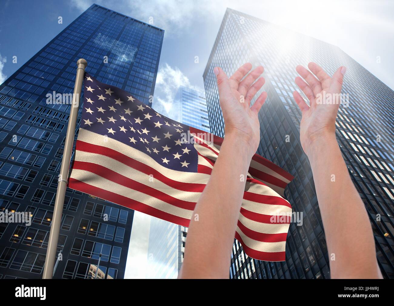 Gegen die amerikanische Flagge und Hochhäuser erhobenem Arm Stockfoto
