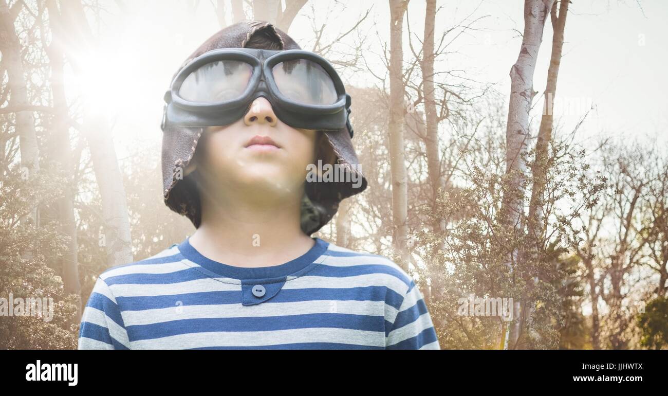Junge mit Brille gegen verschwommen Bäume mit flare Stockfoto