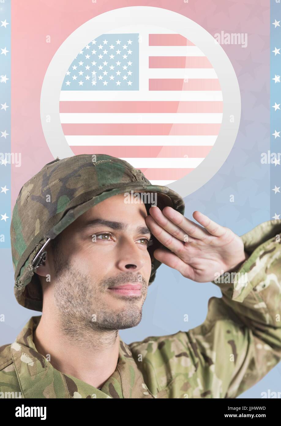 Amerikanischen Soldaten salutieren gegen amerikanische Flagge Stockfoto