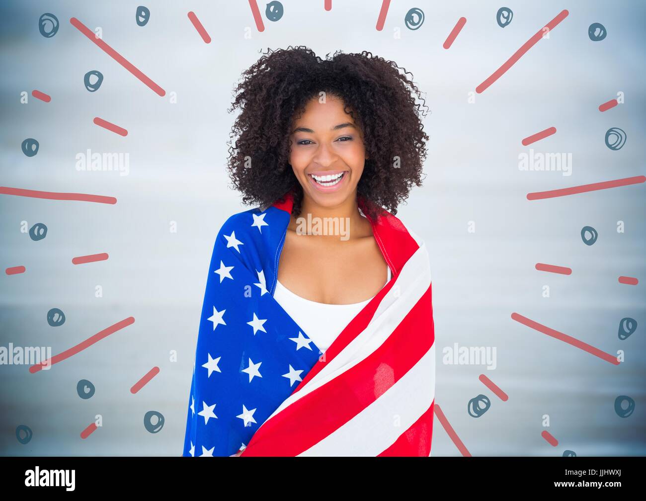 Frau eingewickelt in amerikanische Flagge gegen verschwommene blaue Holzplatte und rot blau Feuerwerk doodle Stockfoto