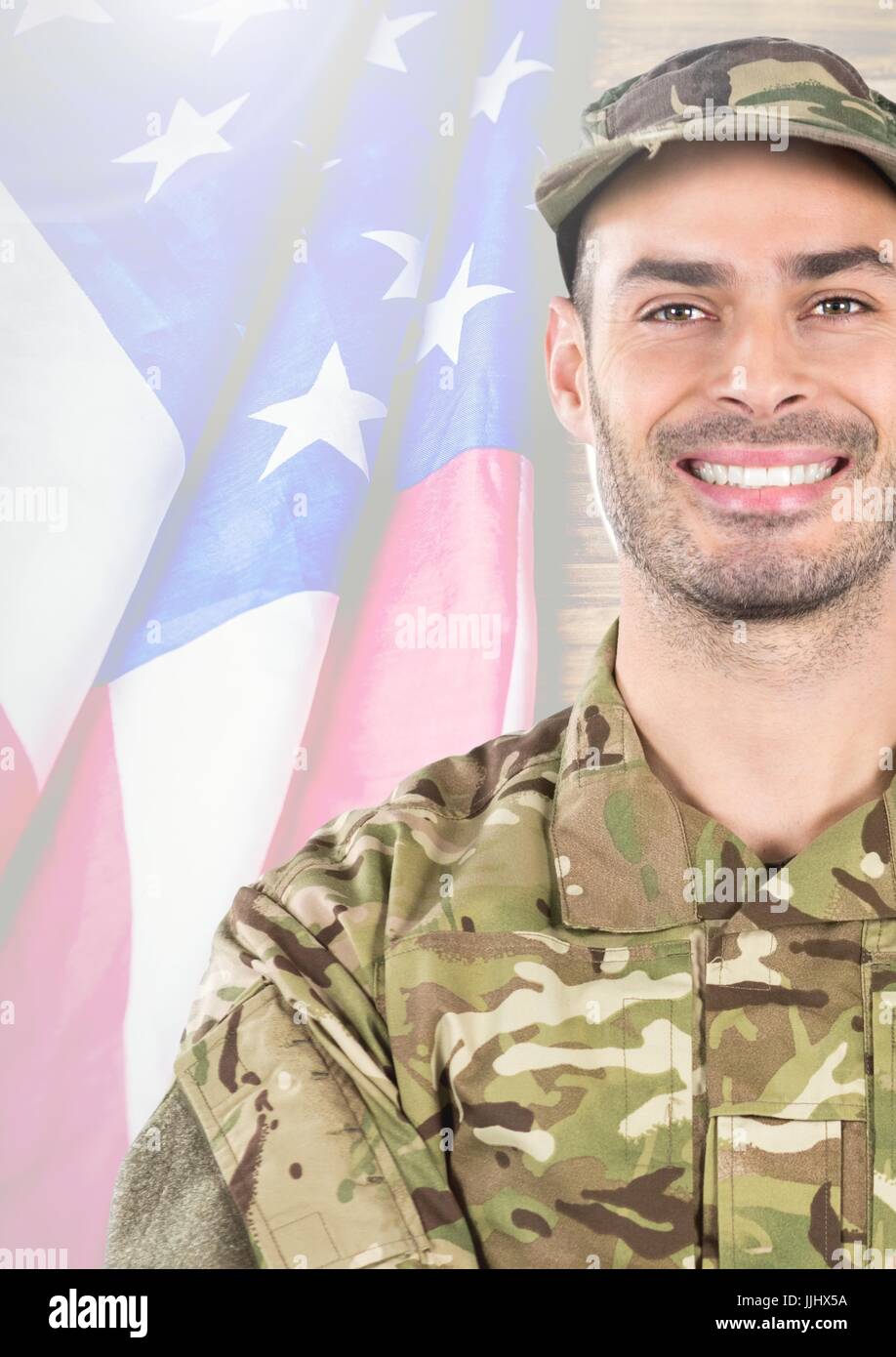 Lächelnden Soldaten vor amerikanische Flagge Stockfoto
