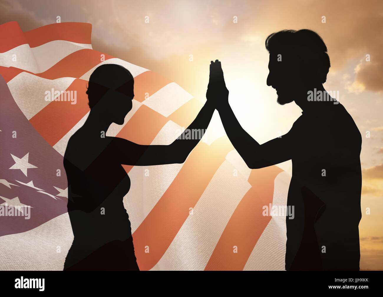 Menschen Schatten hoher Fiving gegen amerikanische Flagge Stockfoto