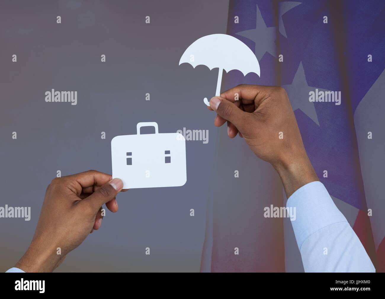 Business Mann Hand hält einen Regenschirm und einen Koffer auf dem Papier gegen amerikanische Flagge Stockfoto
