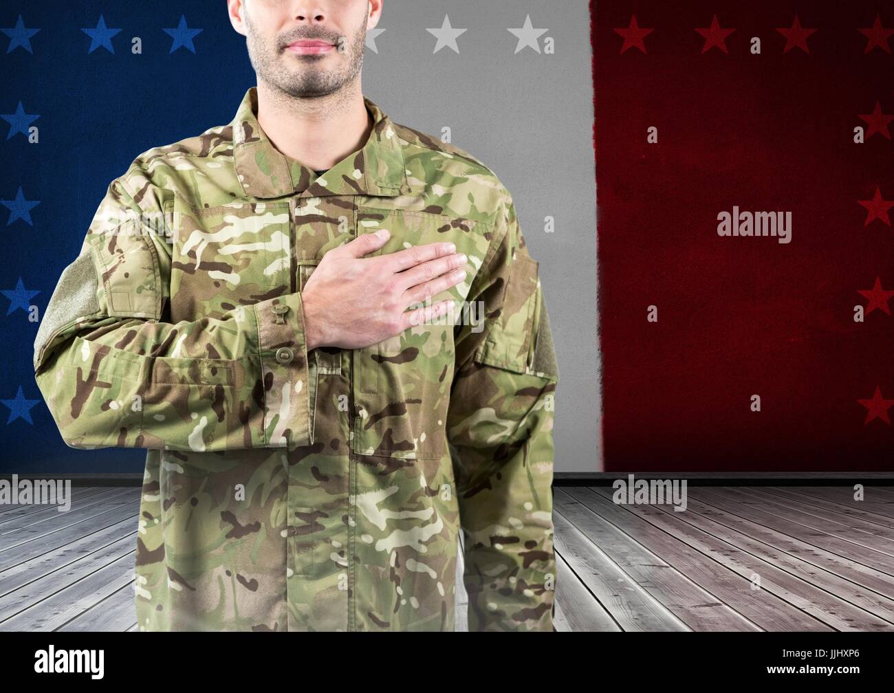 Militär mit Hand auf sein Herz gegen französische Flagge Stockfoto
