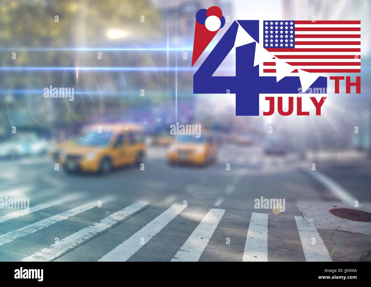 Fourth Of July-Grafik mit Fahnen und Eis gegen verschwommen Straßenszene mit Fackeln Stockfoto Fourth Of July-Grafik mit Fahnen und Eis gegen verschwommen Straßenszene mit Fackeln Stockfoto