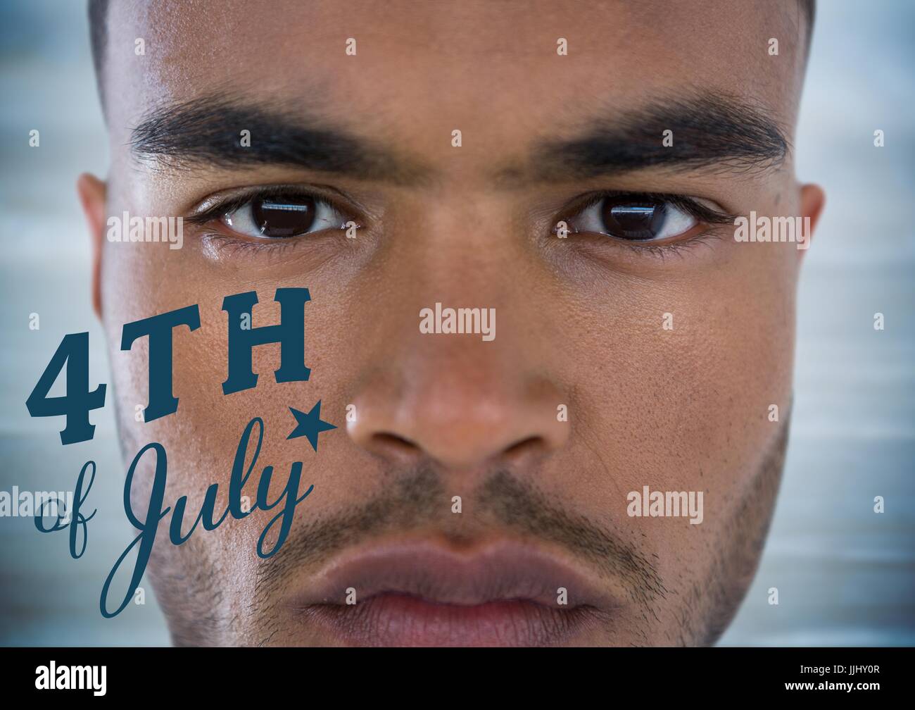 Porträt des Mannes mit blauen vierten Juli Grafik gegen verschwommene blaue Holzplatte Stockfoto