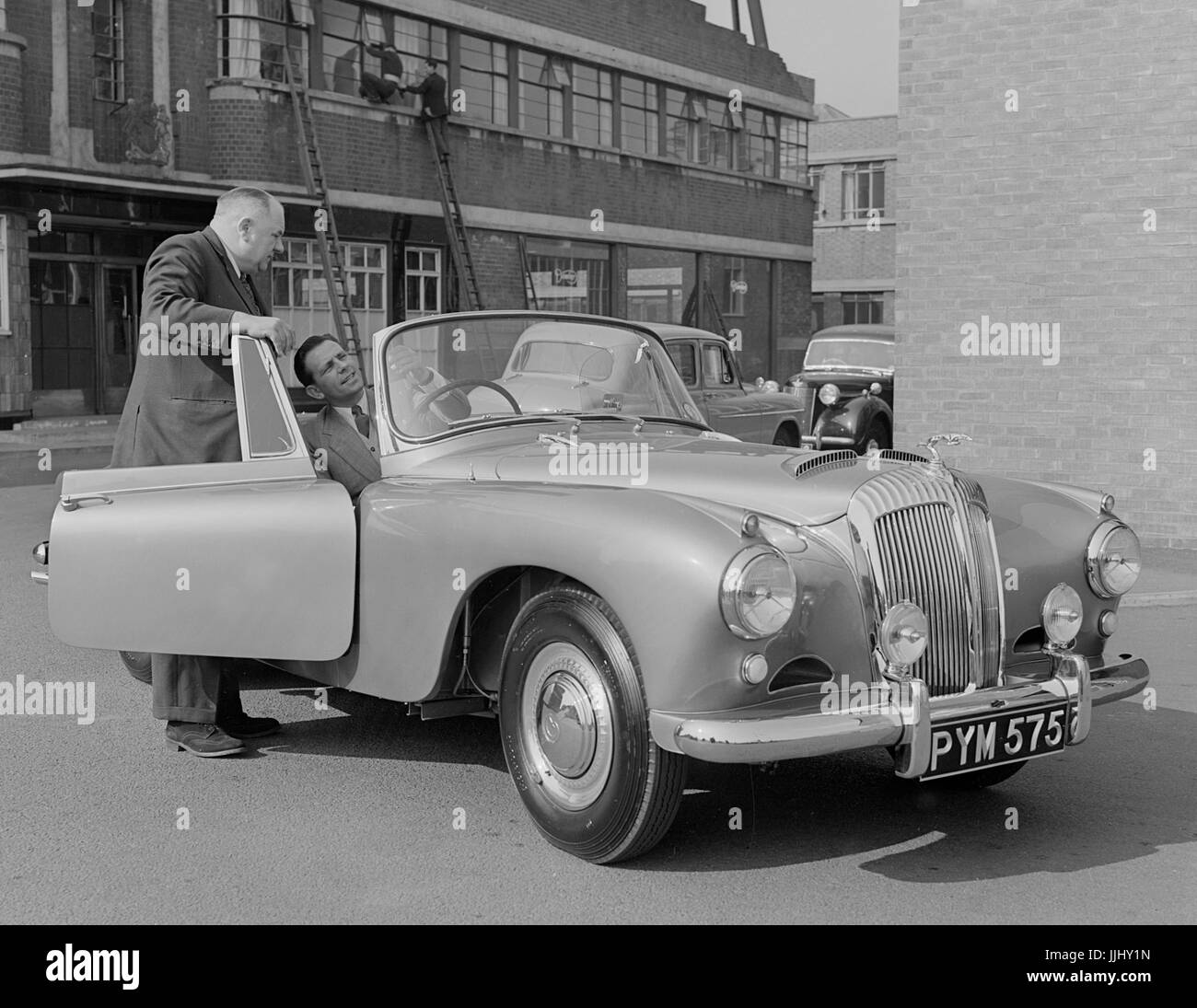 1955 Daimler Eroberung Drophead Coupé, Hooper Körper. Norman Wisdom, die im Film "Up In The World". Stockfoto