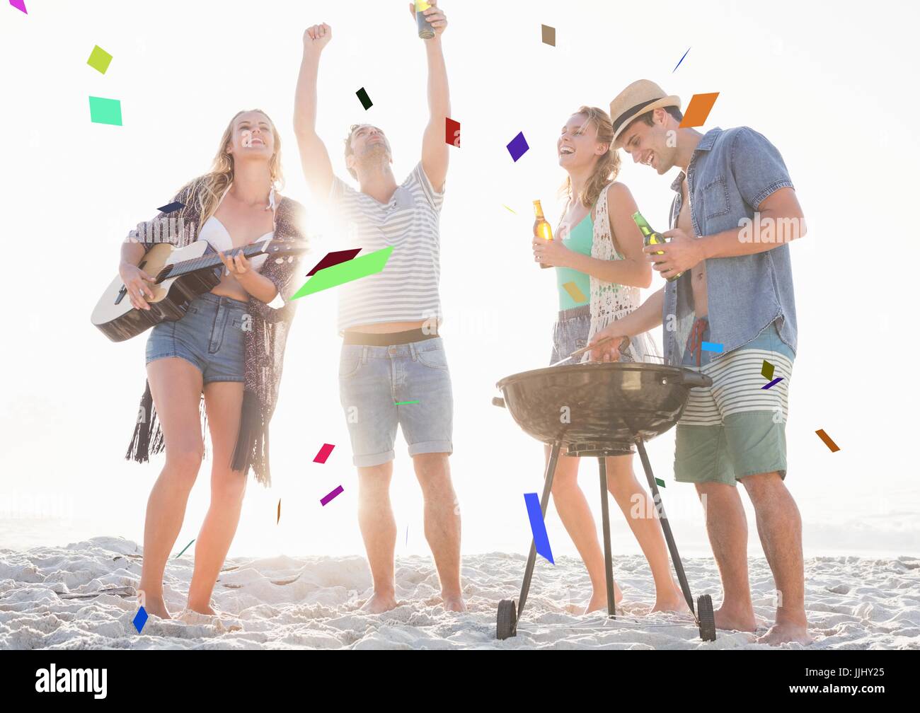 Konfetti gegen Millennials bei Beachparty Stockfoto