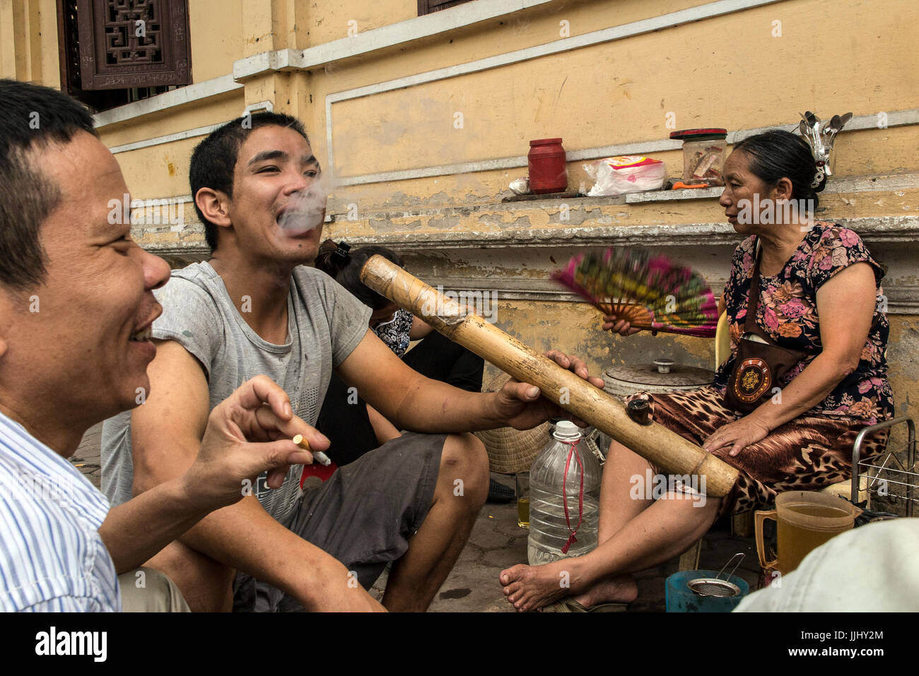 Leute rauchen Haschisch in den frühen Morgenstunden Hanoi Vietnam. Stockfoto